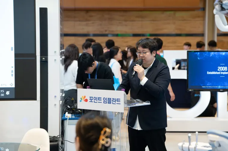포인트 임플란트 부스에서 강연 중인 김교락 대표원장
