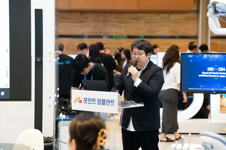 포인트 임플란트 연단에서 강연하는 김교락 대표원장